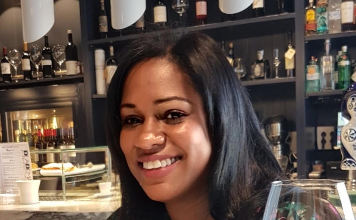 Alba Nelly brinda con una copa de vino. 