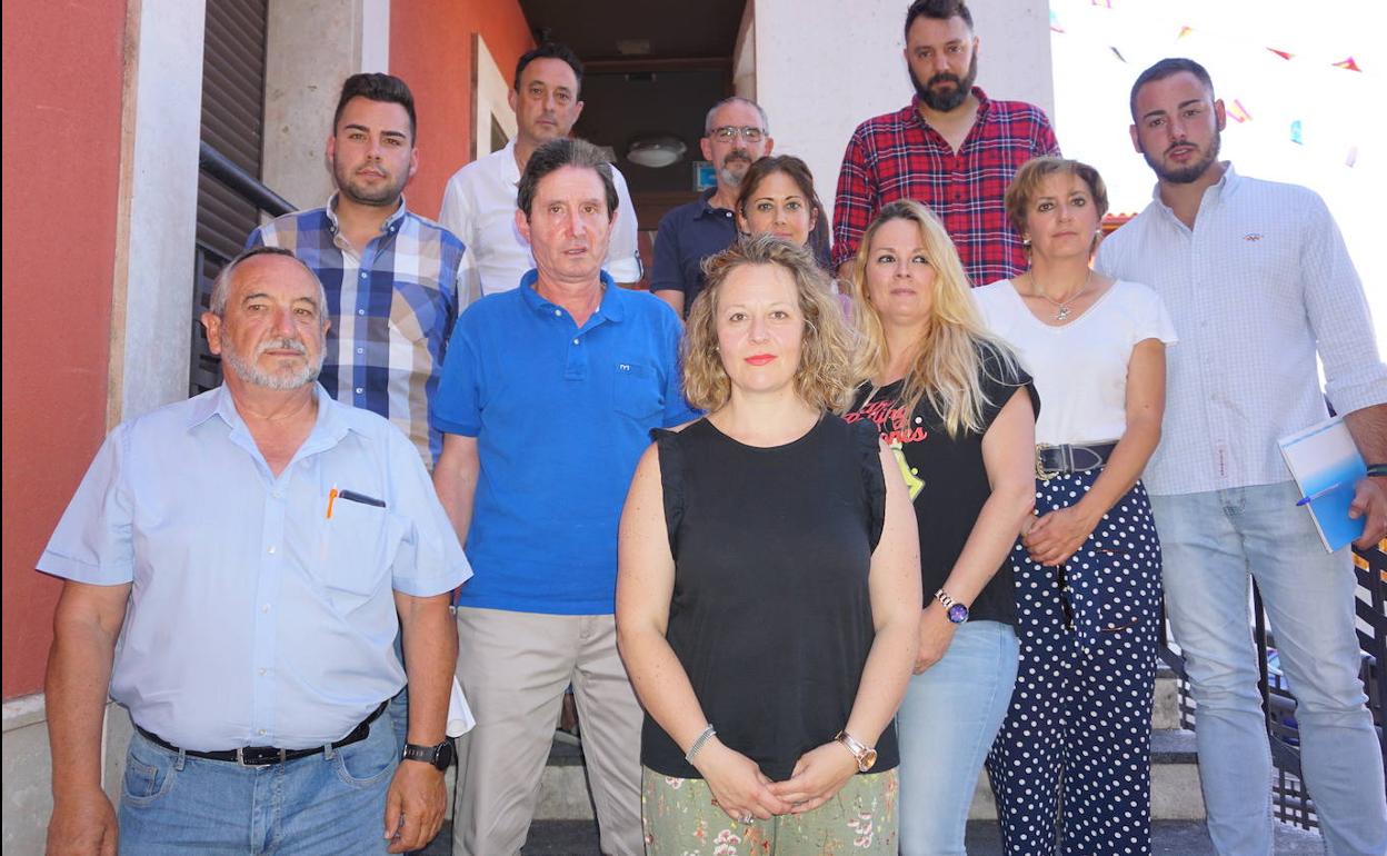 Corporación municipal de Zaratán que inició el mandato, con la alcaldesa en primer término en el centro y Antonio Fraile justo detrás y con polo azul, quien ha decidido abandonar sus responsabilidades en el municipio. 