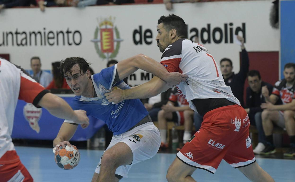 Víctor Rodríguez es frenado por la defensa de Nava. 
