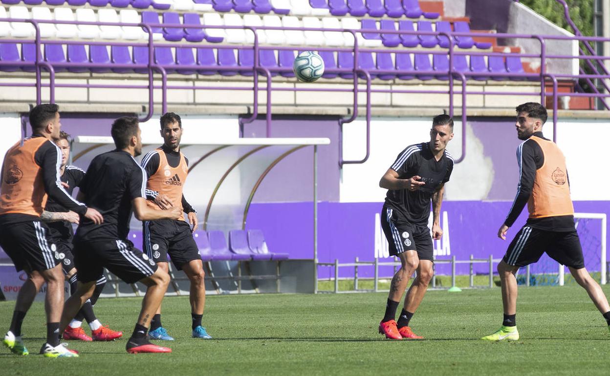 Ben Arfa, Raúl García, Olivas, Moyano, Sergi Guardiola y Kike Pérez en un ejercicio en grupo.