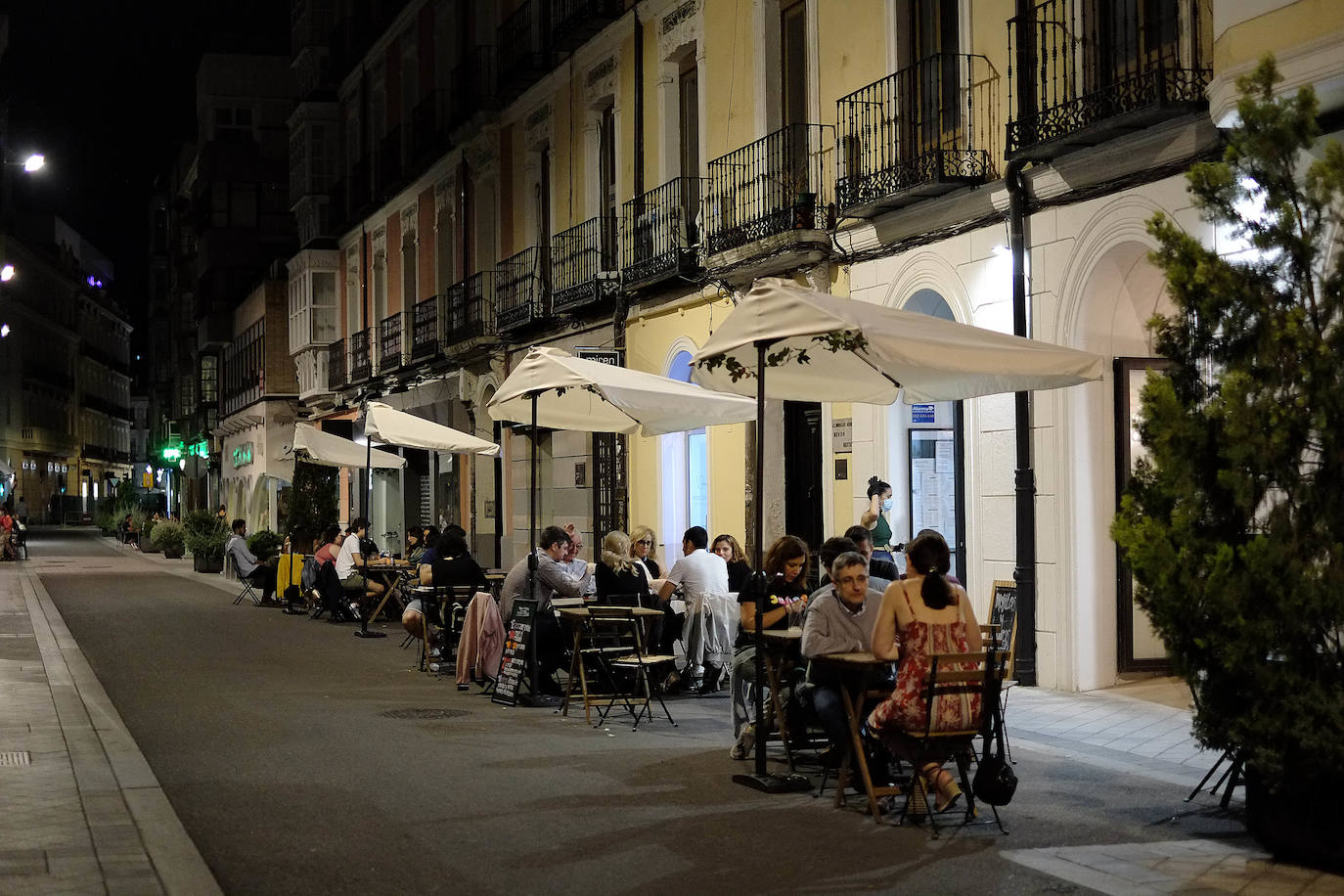 Fotos: Las terrazas de Valladolid se llenan en la primera noche de sábado en fase 1