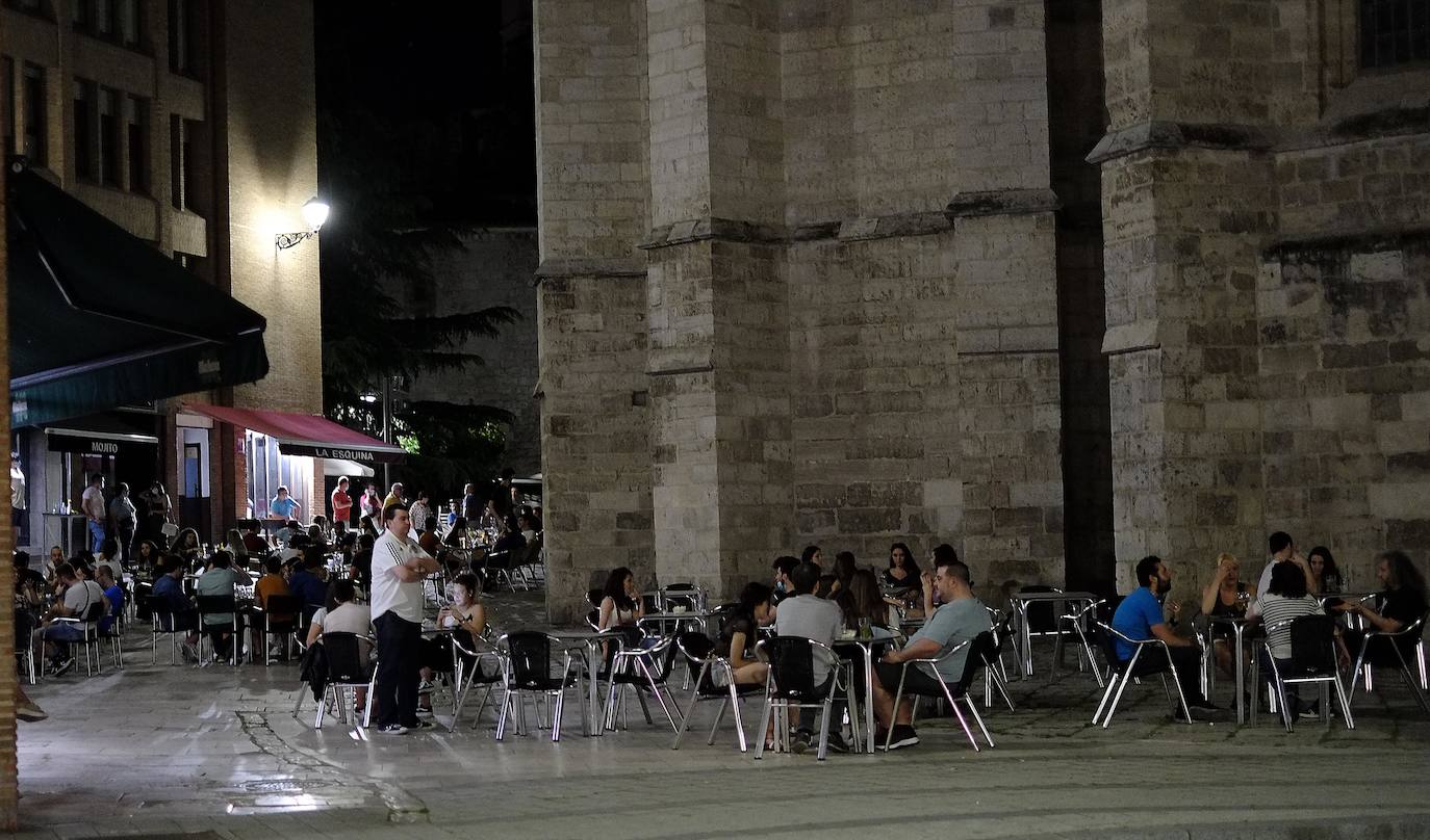 Fotos: Las terrazas de Valladolid se llenan en la primera noche de sábado en fase 1