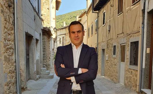 Antonio Agustín Labrador, alcalde de San Esteban de la Sierra, en una de las calles del pueblo.