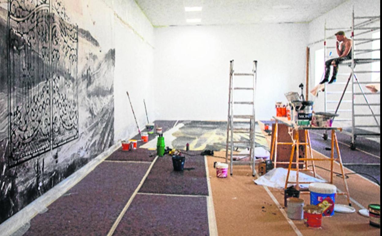 Gonzalo Borondo ultima una de las obras que expondrá en Segovia. 