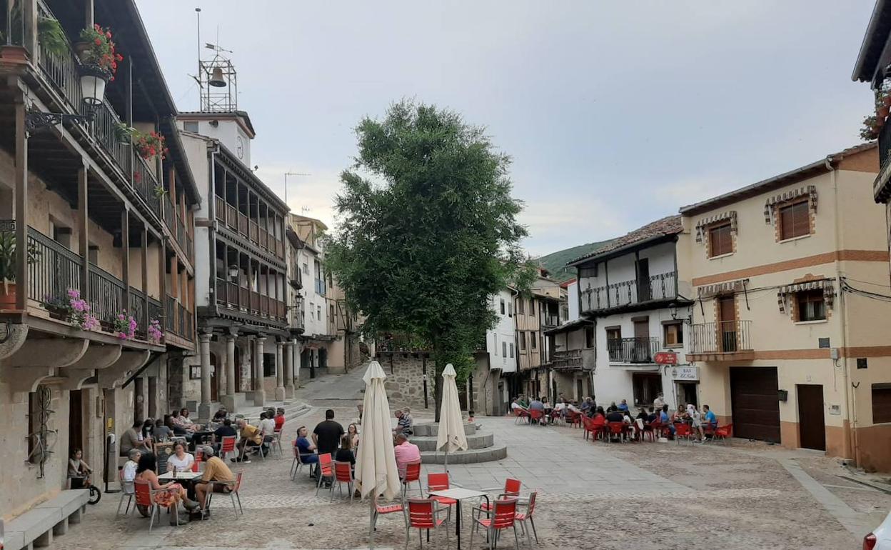 Numerosas personas disfrutan de la tarde del sábado en las terrazas de San Esteban de la Sierra. 