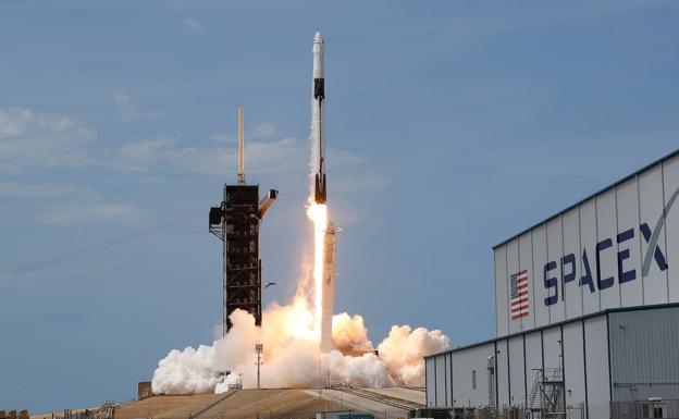 La cápsula Dragon Endeavour de la compañía SpaceX. 