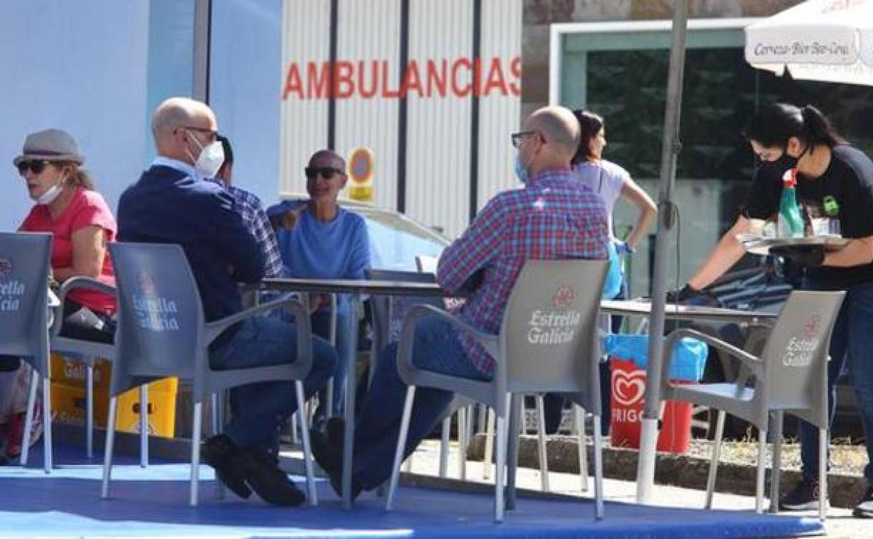 Una terraza en la capital berciana. 