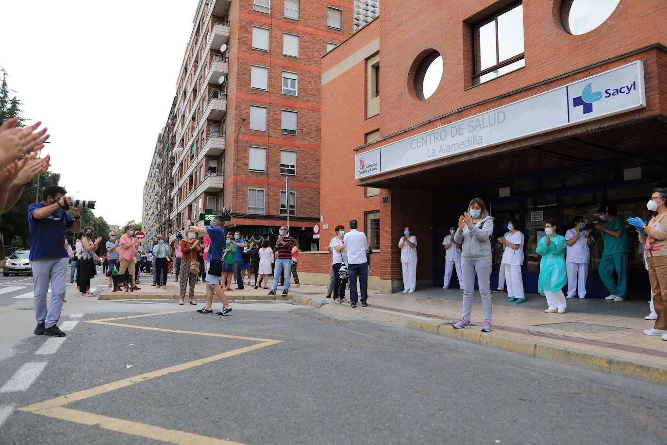 Fotos: Sanitarios de Salamanca se concentran en apoyo a la sanidad pública