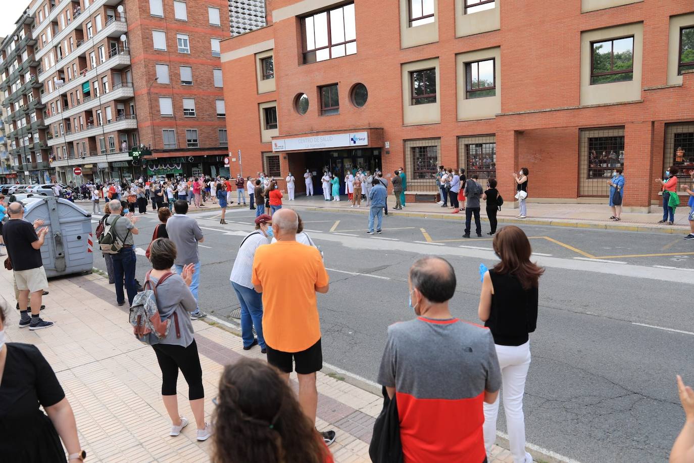 Fotos: Sanitarios de Salamanca se concentran en apoyo a la sanidad pública