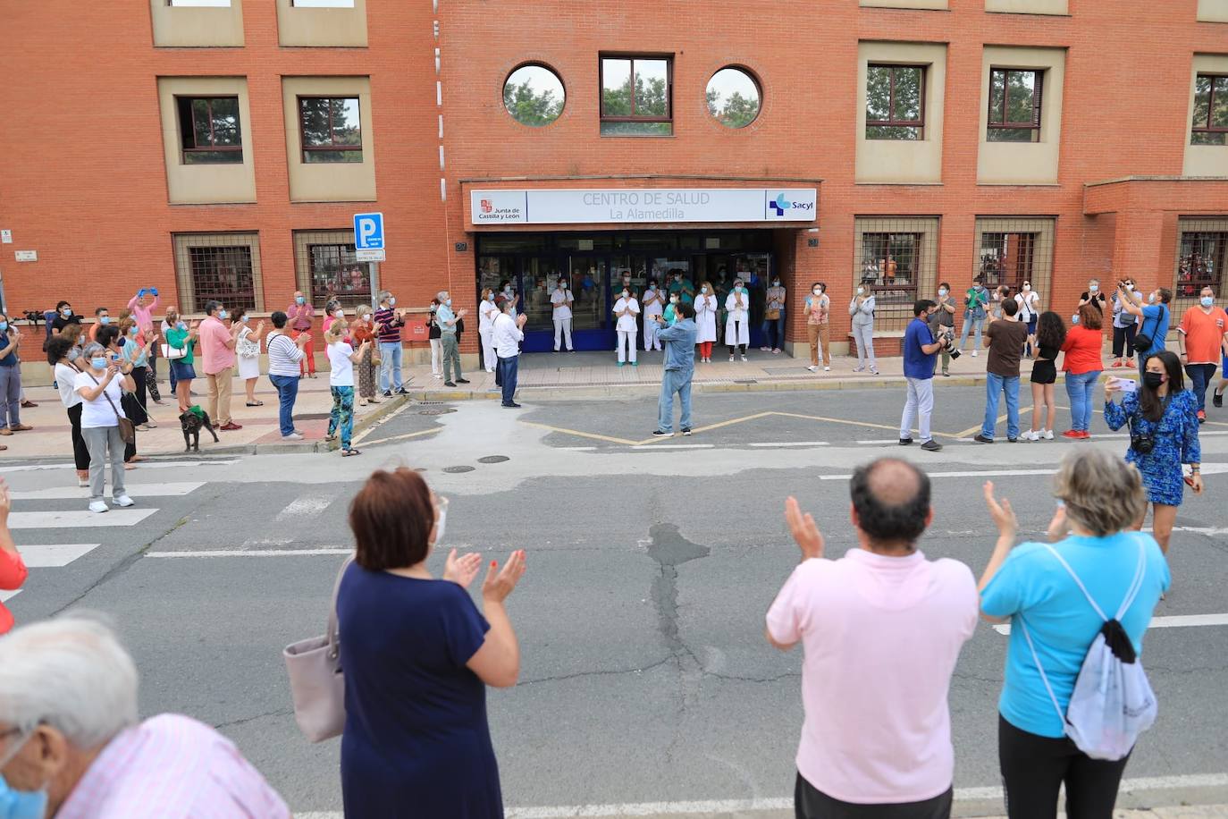 Fotos: Sanitarios de Salamanca se concentran en apoyo a la sanidad pública