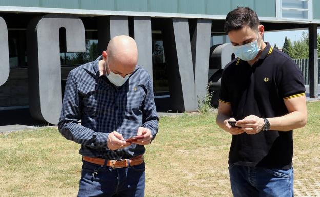 Sergio Morales y José Antonio Gallego, dos de los socios de la empresa de desarrollo de aplicaciones móviles Five Flames Mobile, en el parque científico de la Universidad de Valladolid.