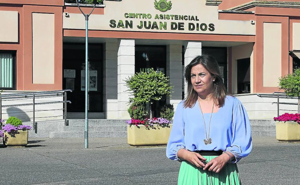 La directora de San Juan de Dios en Palencia, Paz Aparicio, en las instalaciones del centro asistencial. 