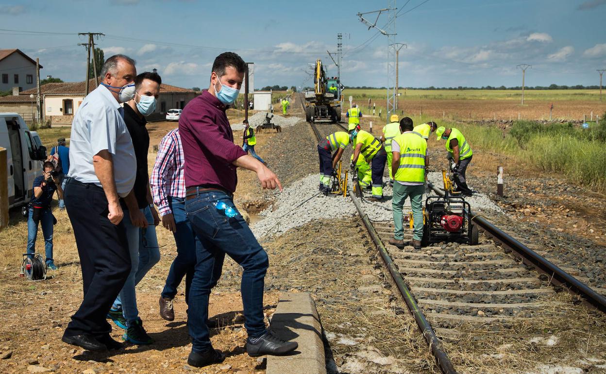 El secretario general del PSOE en Castilla y León, Luis Tudanca visita algunas zonas afectadas de San Martín de Yeltes. .