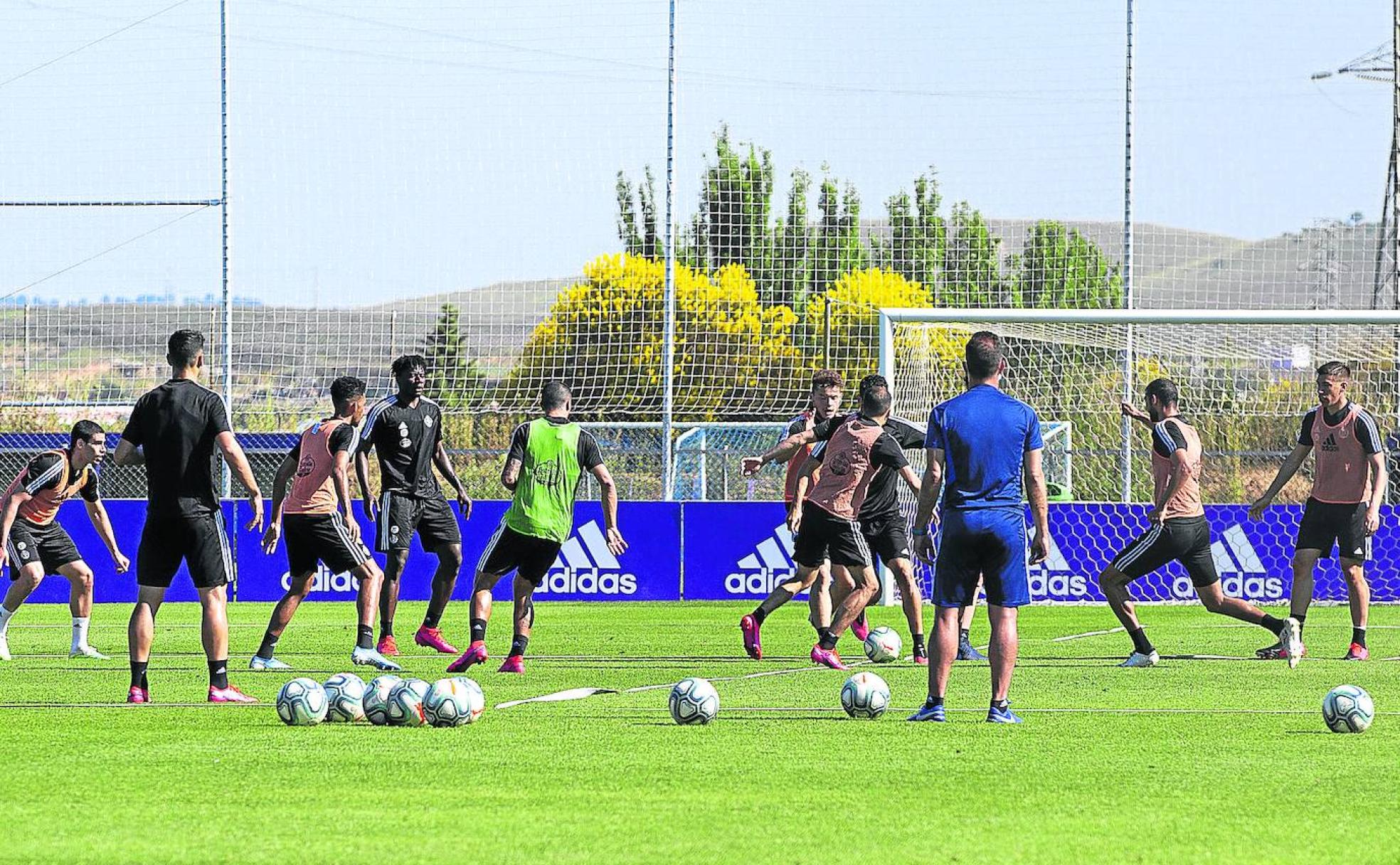 Ejercicio grupal en el entrenamiento matutino celebrado ayer, primero colectivo tras pasar a fase cuatro. 
