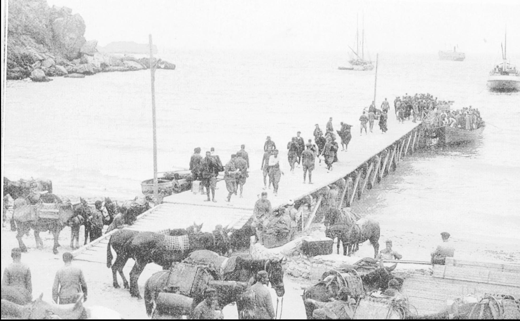 El ejército español pone pie en la Cala del Quemado.