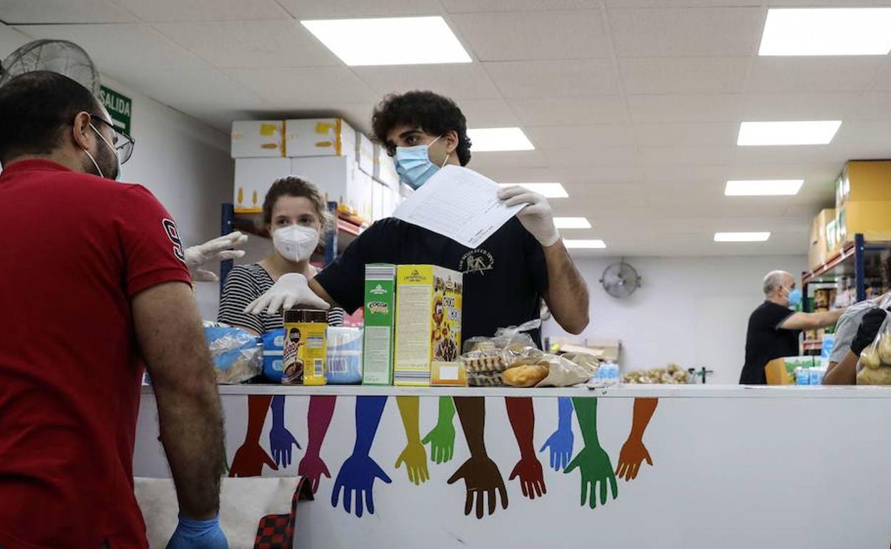 Reparto de alimentos en una sede de Cáritas.