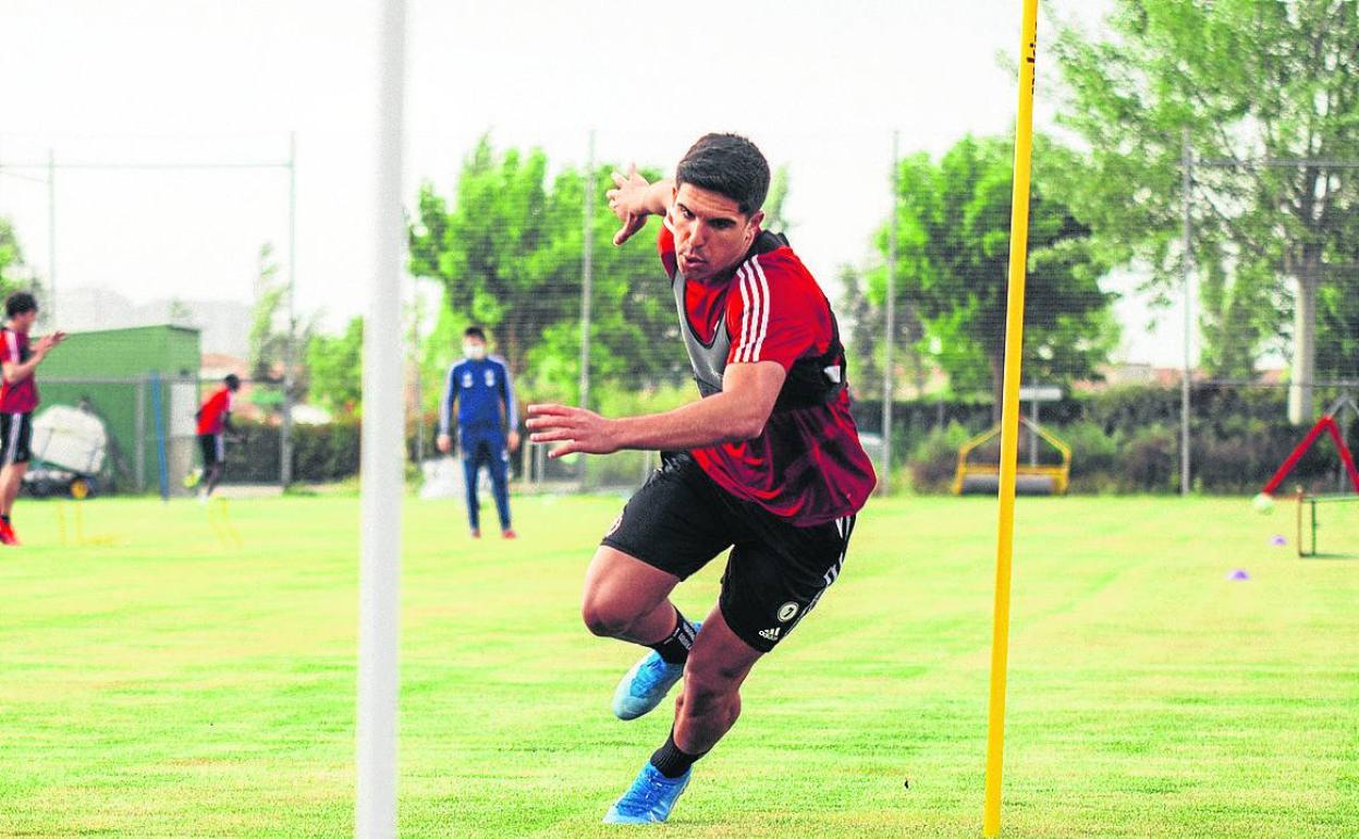 Víctor García completa un ejercicio en un entrenamiento del filial en Zaratán. 
