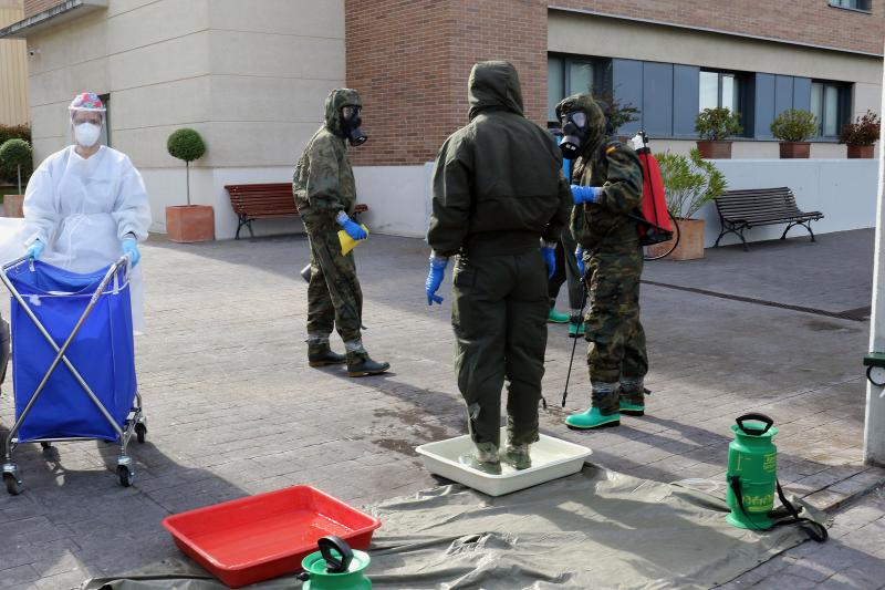 La Brilat desinfecta la residencia de Ballesol, una de las investigadas por la Fiscalía de Valladolid. 