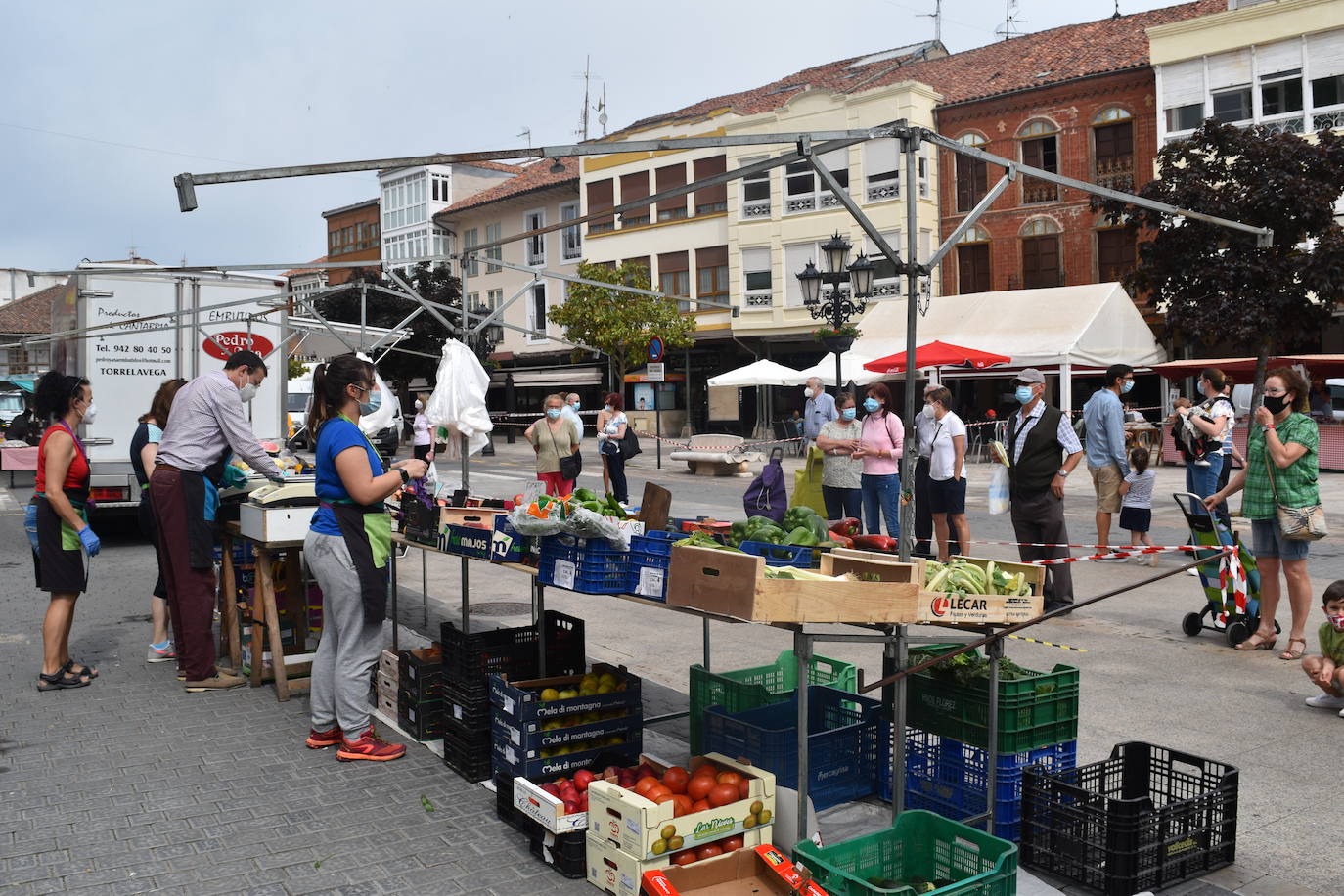 Mercadillo en la plaza España de Aguilar.