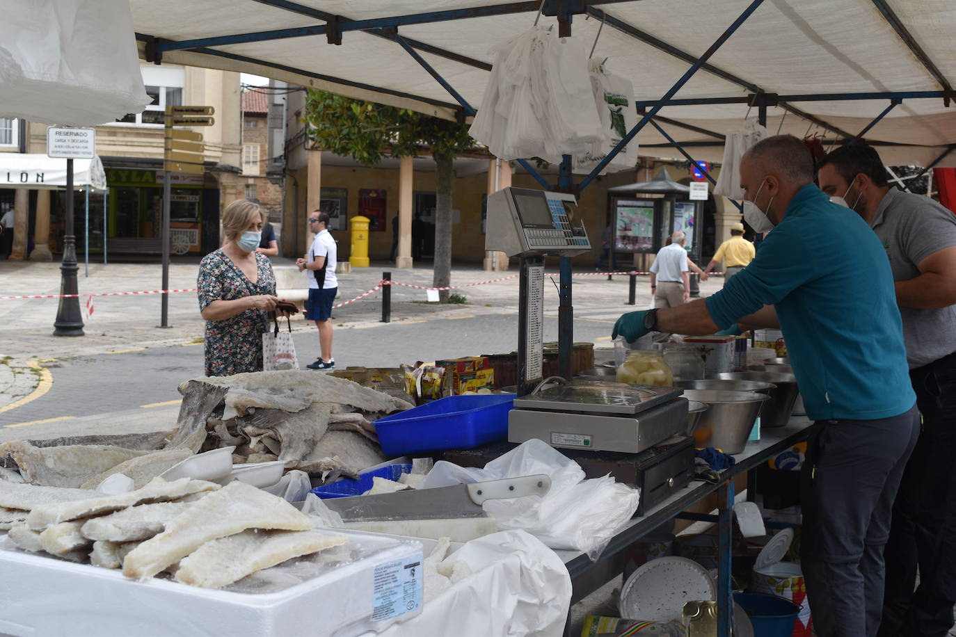 Mercadillo en la plaza España de Aguilar.
