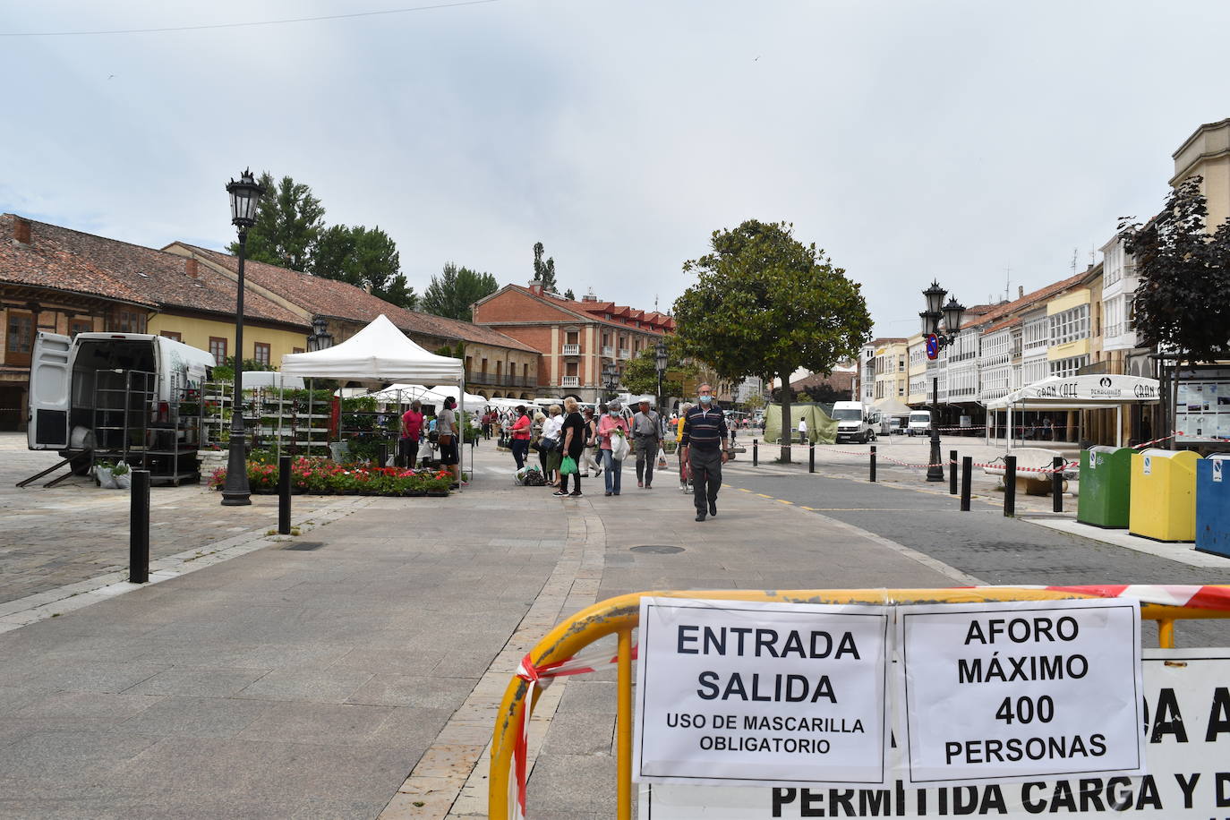 Mercadillo en la plaza España de Aguilar.