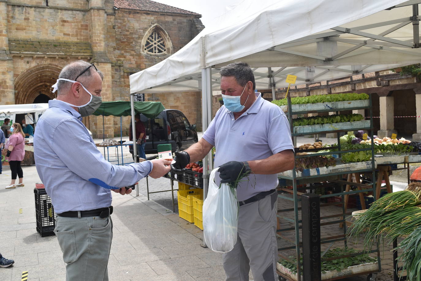 Mercadillo en la plaza España de Aguilar.
