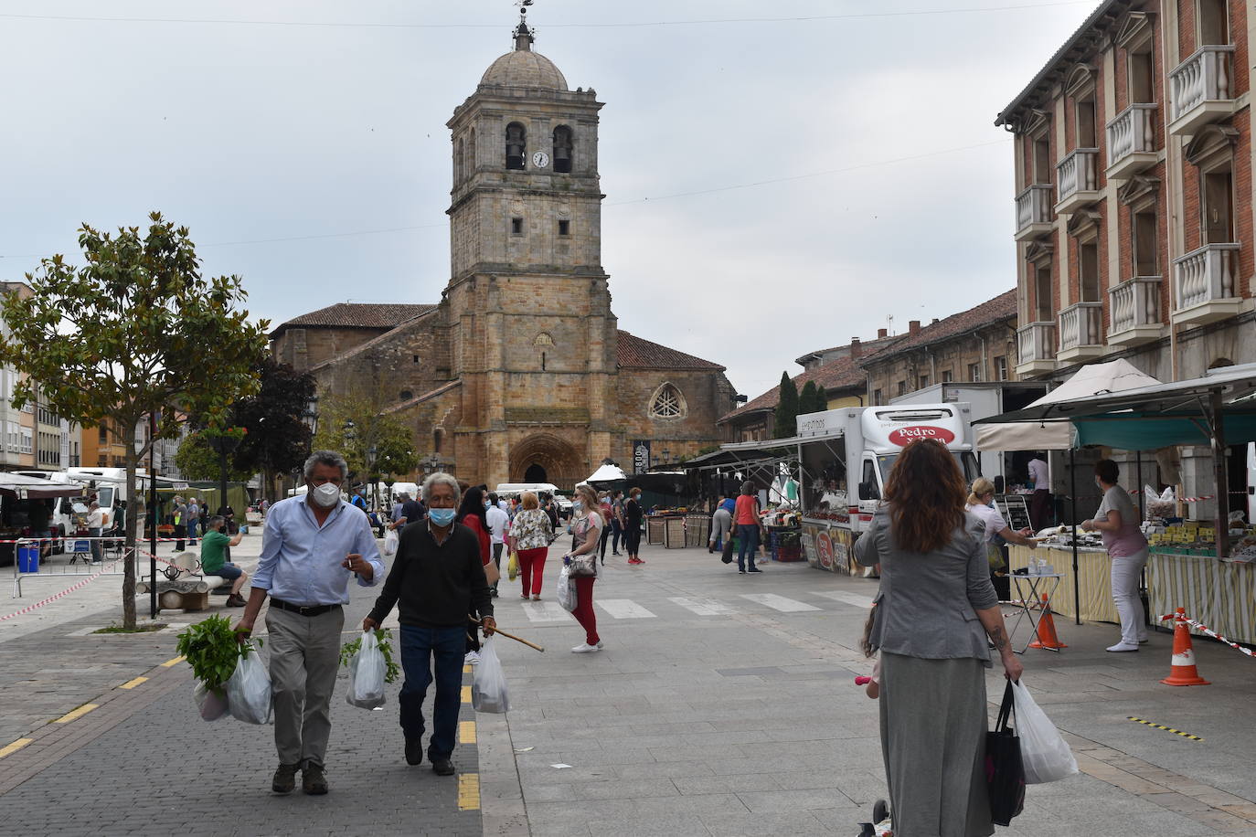 Mercadillo en la plaza España de Aguilar.