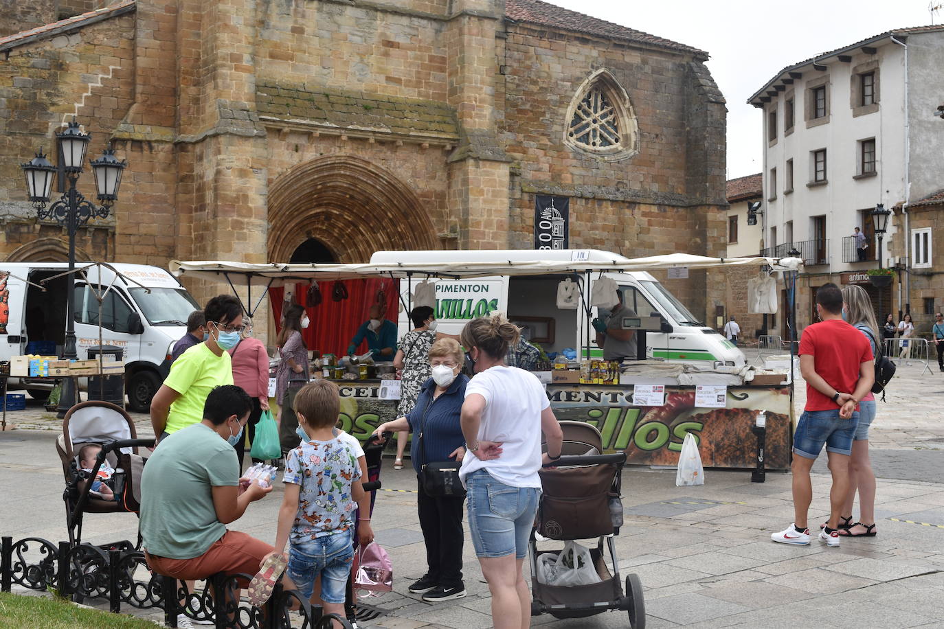 Mercadillo en la plaza España de Aguilar.