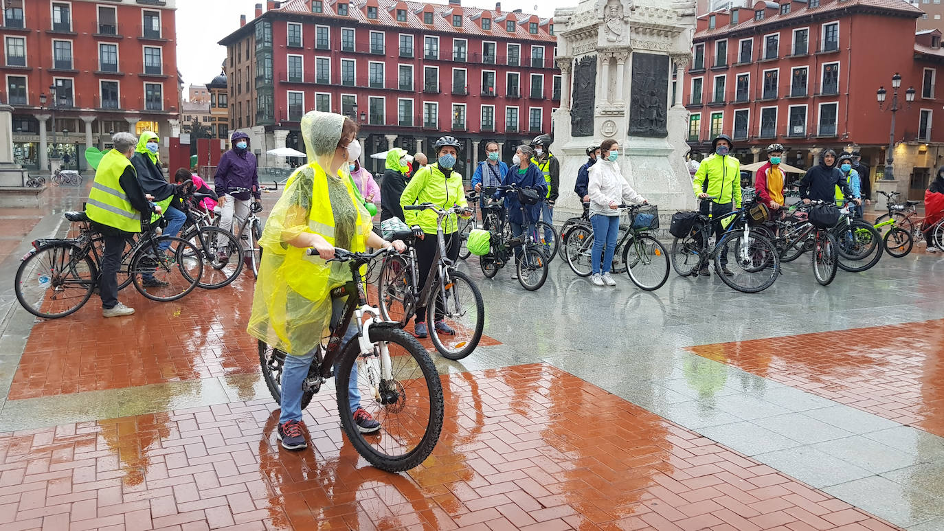 La cita, organizada por la Asamblea Ciclista y la plataforma Conbici, reúne a usuarios de las dos ruedas