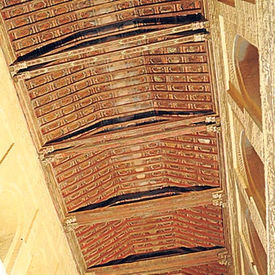 Imagen secundaria 2 - Arriba, la Casa Consistorial, ejemplo de arquitectura singular civil; abajo, casas en las bodegas tradicionales y a su derecha, artesonado de la Iglesia de SanAndrés.