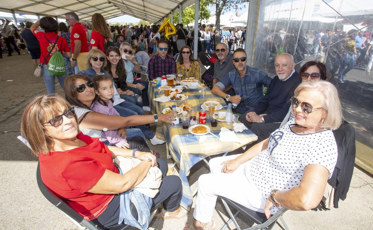 Un grupo de vallisoletanos disfruta de las casetas regionales el pasado año.