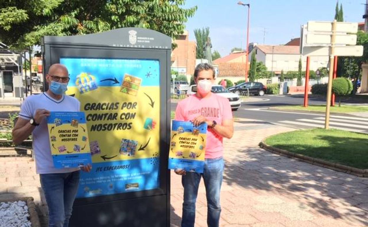 Juan Carlos Bueno y Jorge Enrique Moreno, con los carteles. 