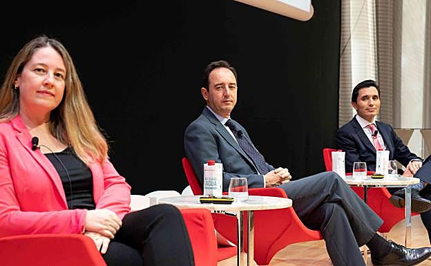 Laura Velasco, Pablo Rodríguez-Arias y Gerardo Puerta durante su intervención en el foro. 