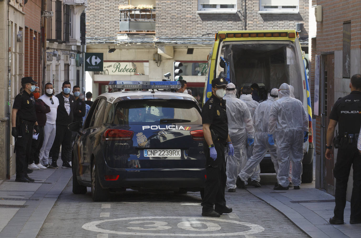 La Policía Nacional dio la alerta y una ambulancia covid trasladó al sospechoso al Clínico custodiado por los agentes, que tuvieron que colocarse los equipos de protección. 