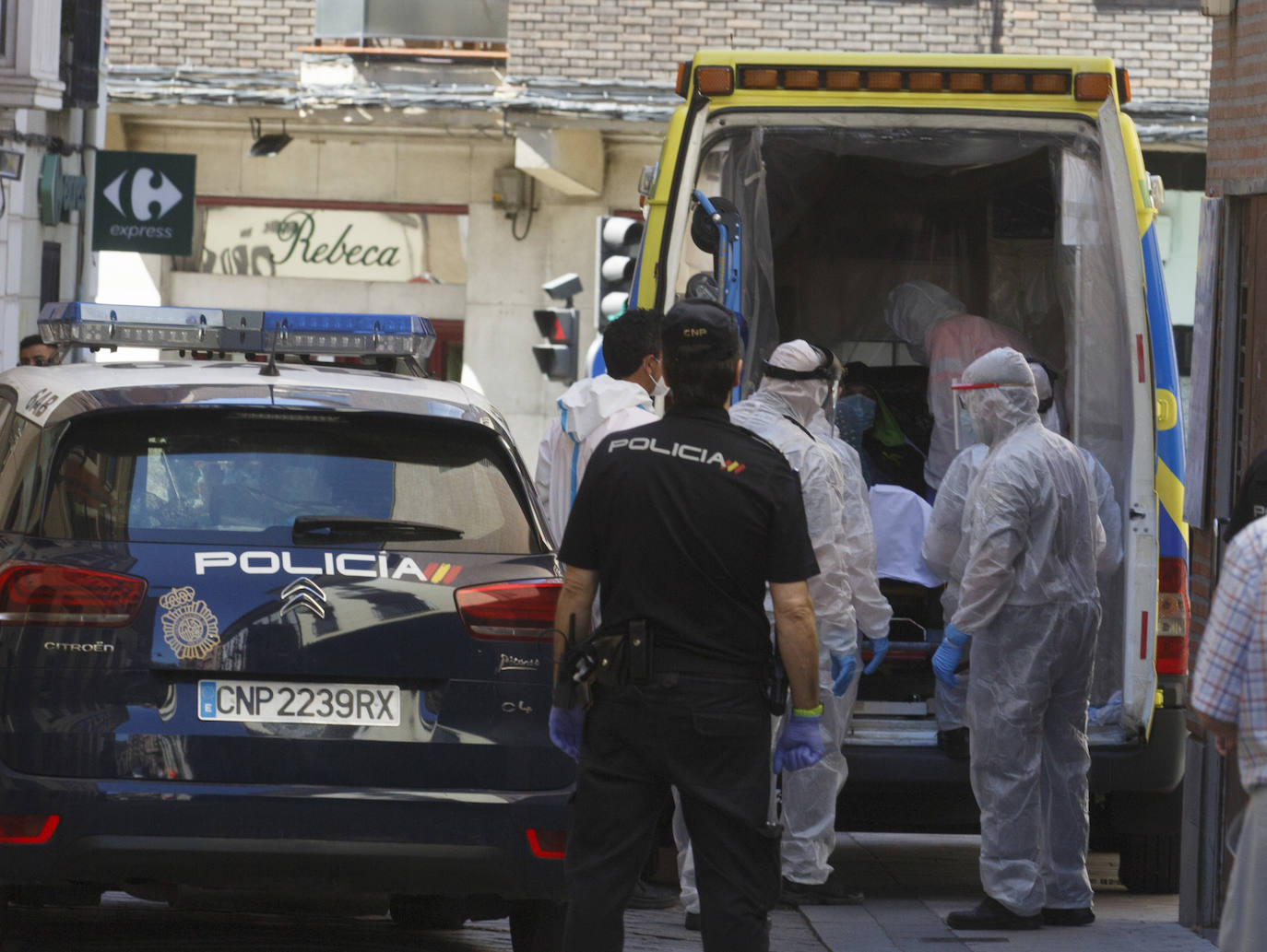 La Policía Nacional dio la alerta y una ambulancia covid trasladó al sospechoso al Clínico custodiado por los agentes, que tuvieron que colocarse los equipos de protección. 
