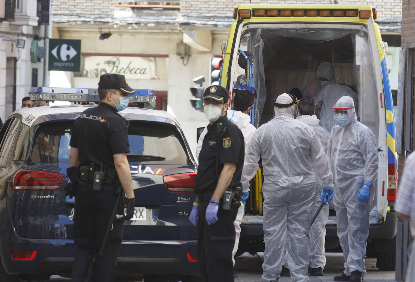 La Policía Nacional dio la alerta y una ambulancia covid trasladó al sospechoso al Clínico custodiado por los agentes, que tuvieron que colocarse los equipos de protección. 