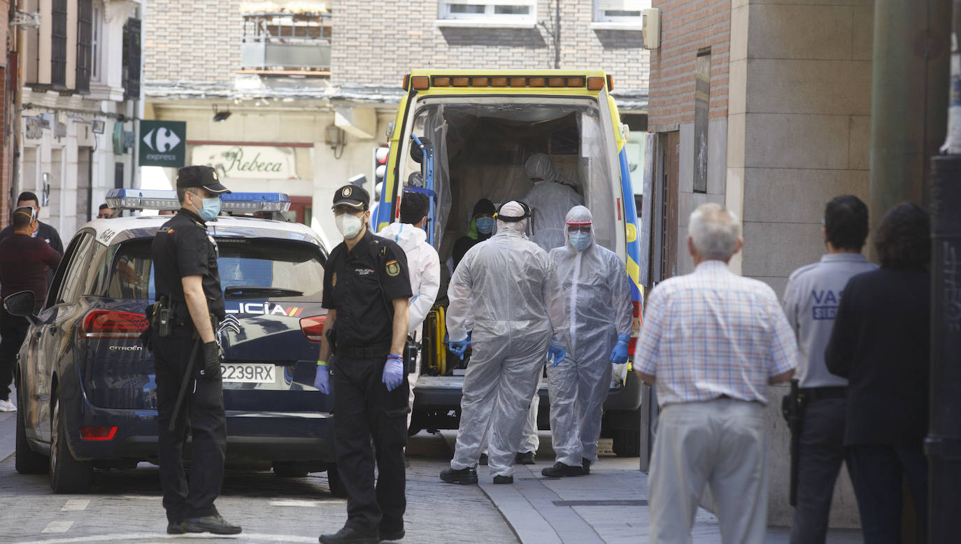 La Policía Nacional dio la alerta y una ambulancia covid trasladó al sospechoso al Clínico custodiado por los agentes, que tuvieron que colocarse los equipos de protección. 