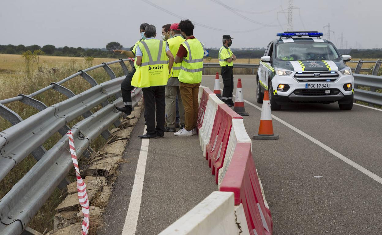 Los técnicos revisan el puente por el que cayo el coche.