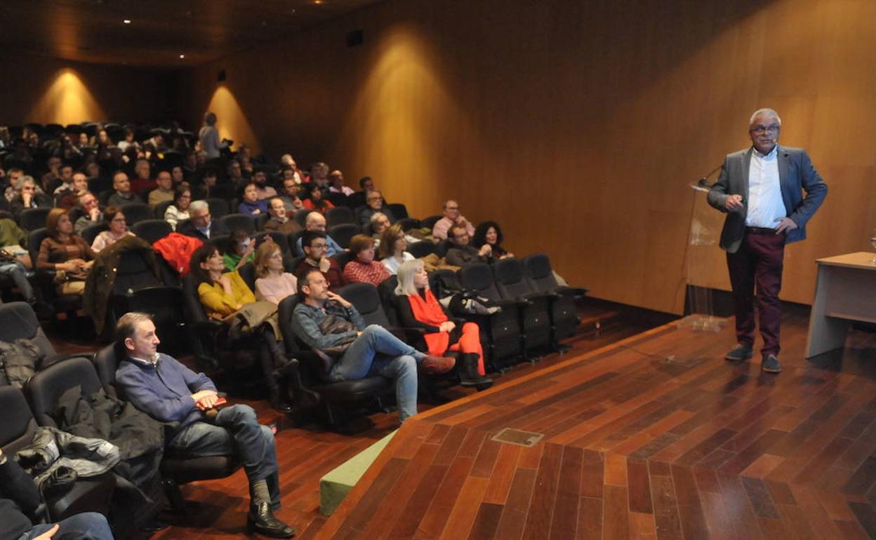 El catedrático Alfonso Gordaliza, da una charla sobre Matemáticas.