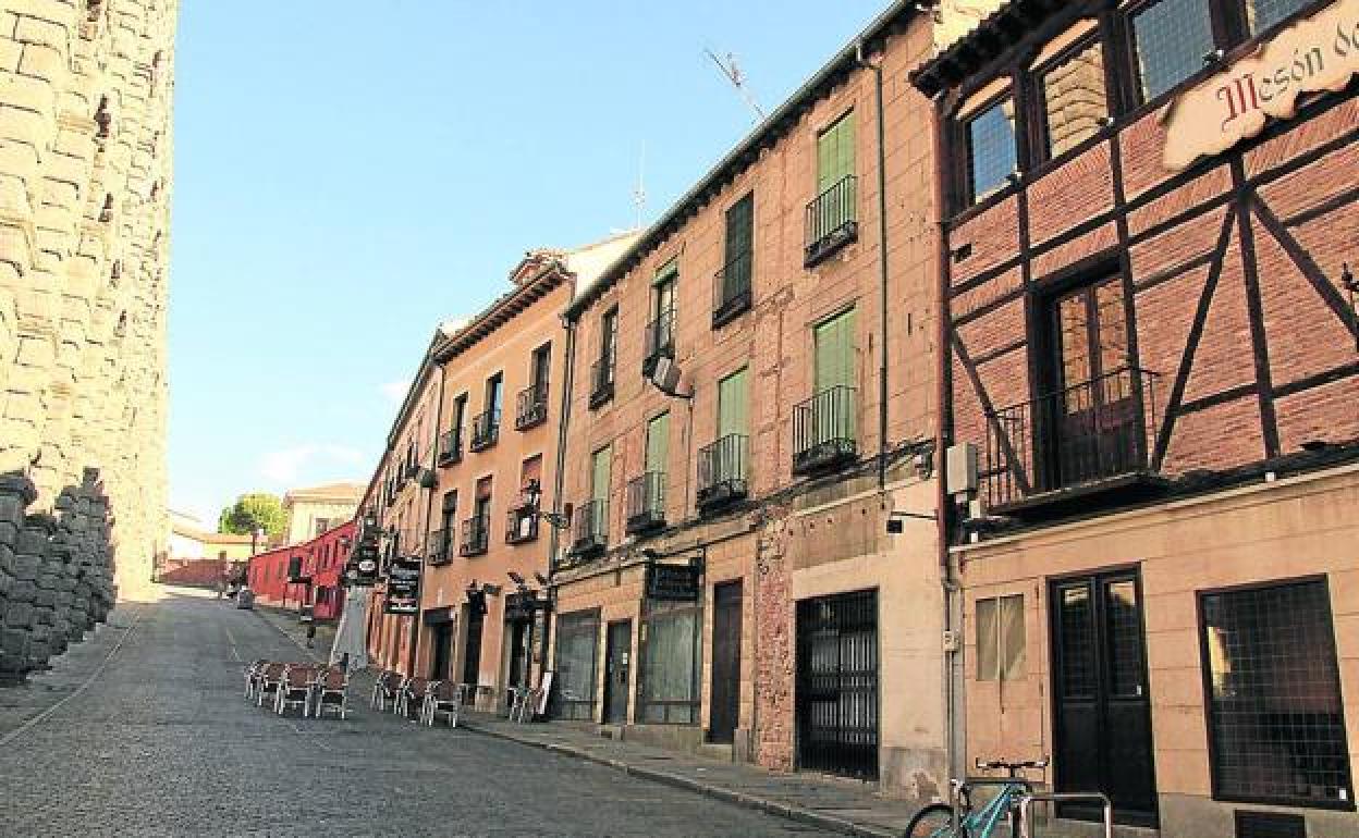 Calle de Teodosio el Grande. Junto al mesón, el edificio donde se han encontrado los restos. 