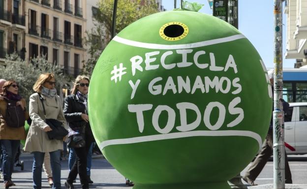Contenedor verde con la campaña # Recicla y ganamos todos. 
