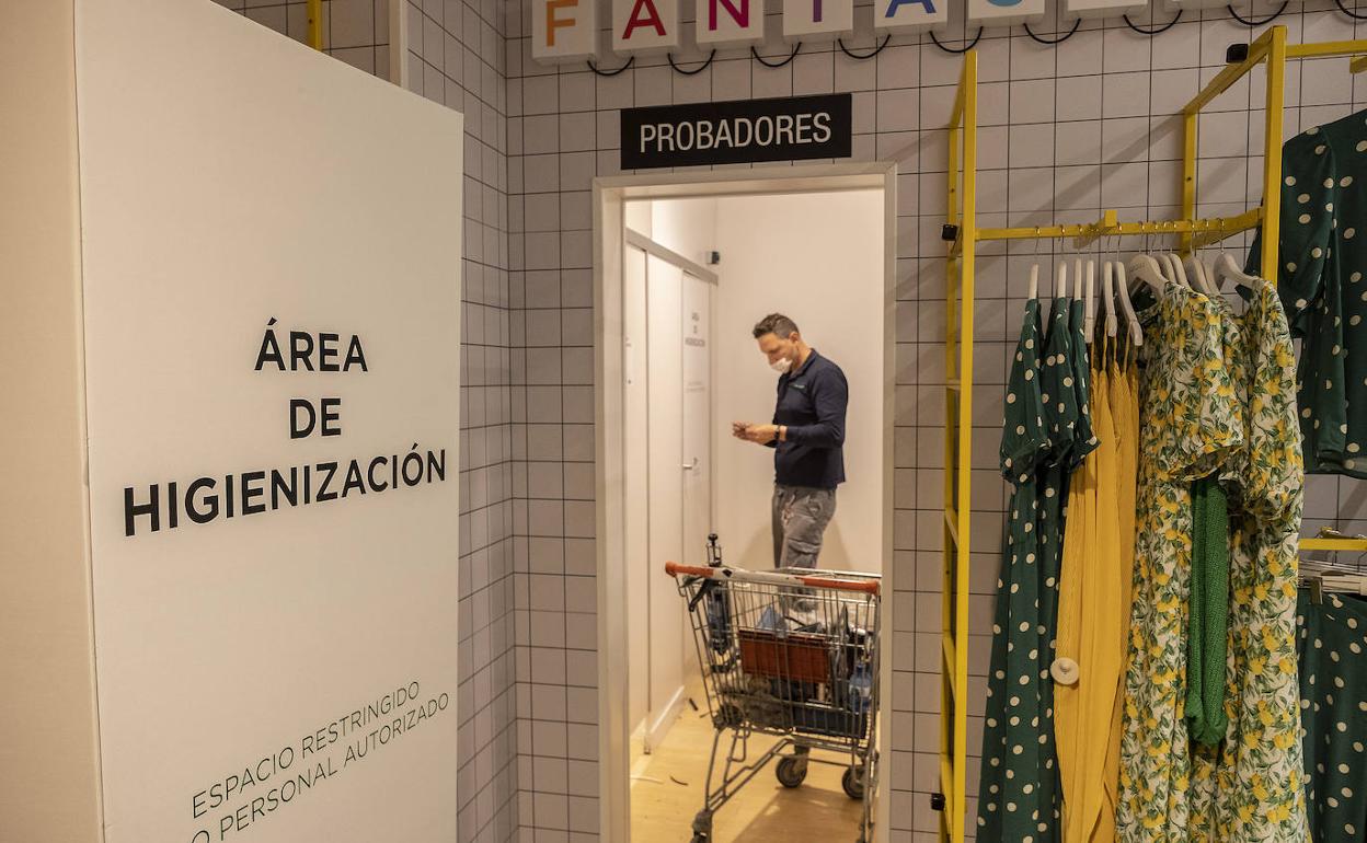 Zona reservada para higienizar las prendas que se han probado, en El Corte Inglés. 