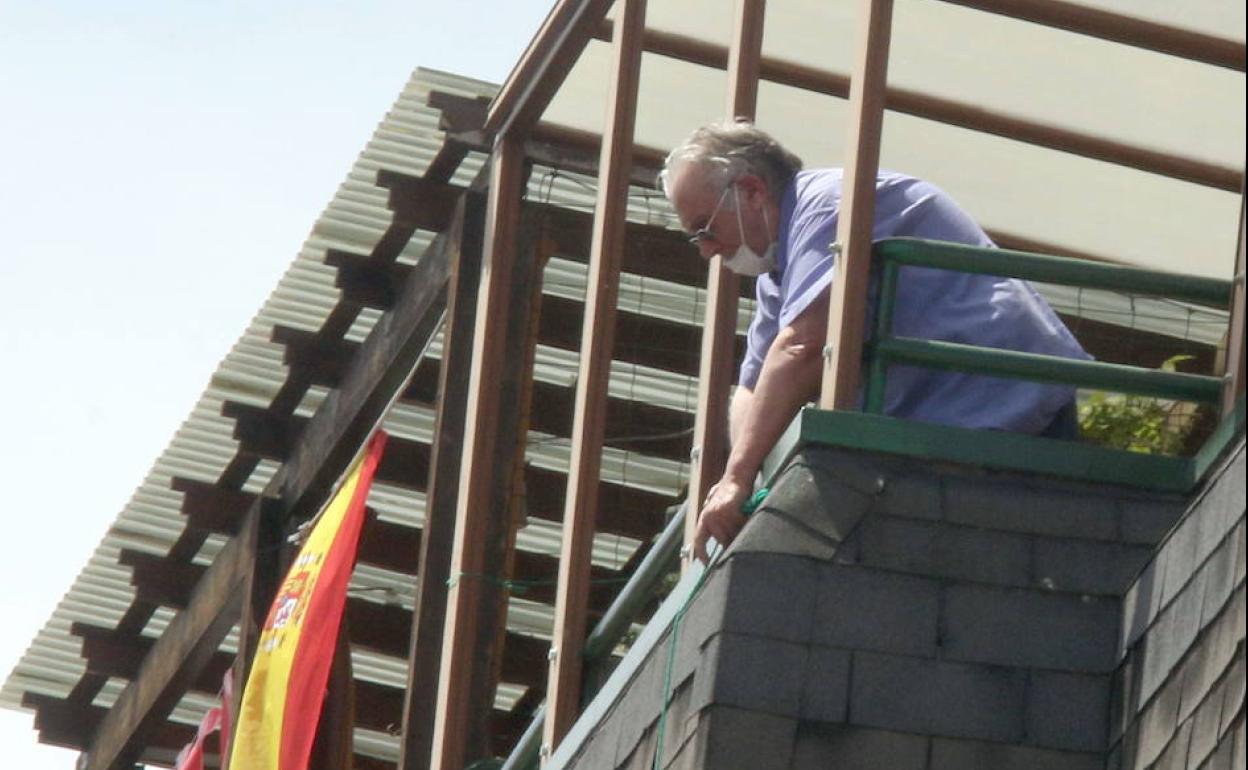 El octogenario, en su ático, antes de ser detenido por los GEO.