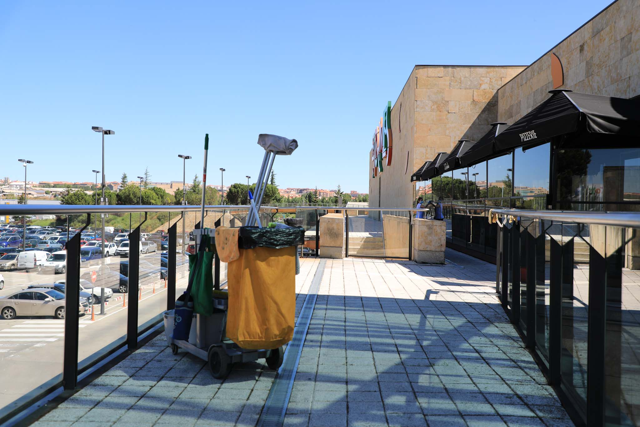 Fotos: Preparativos para reabrir el centro comercial El Tormes, en Salamanca