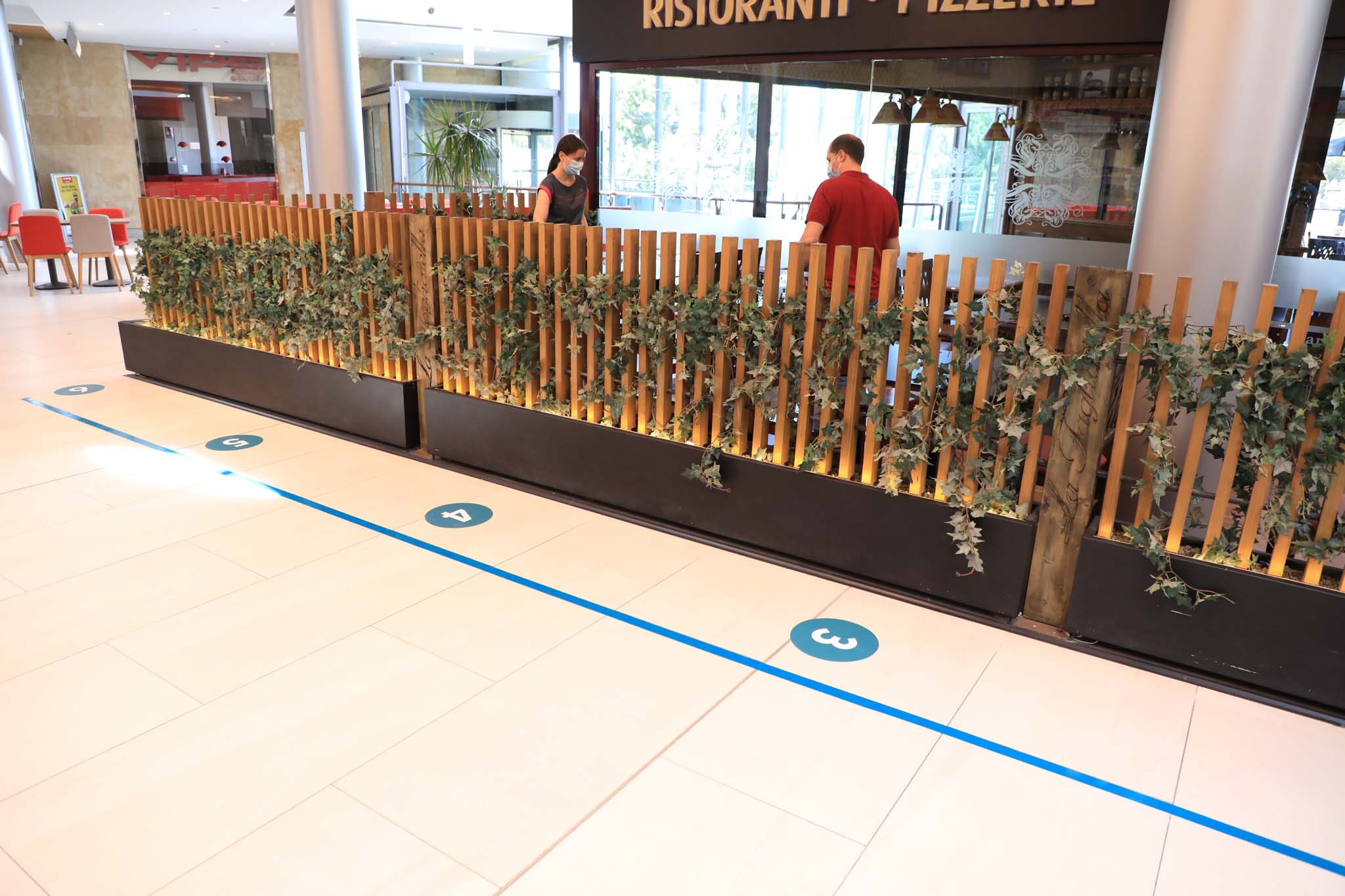 Fotos: Preparativos para reabrir el centro comercial El Tormes, en Salamanca