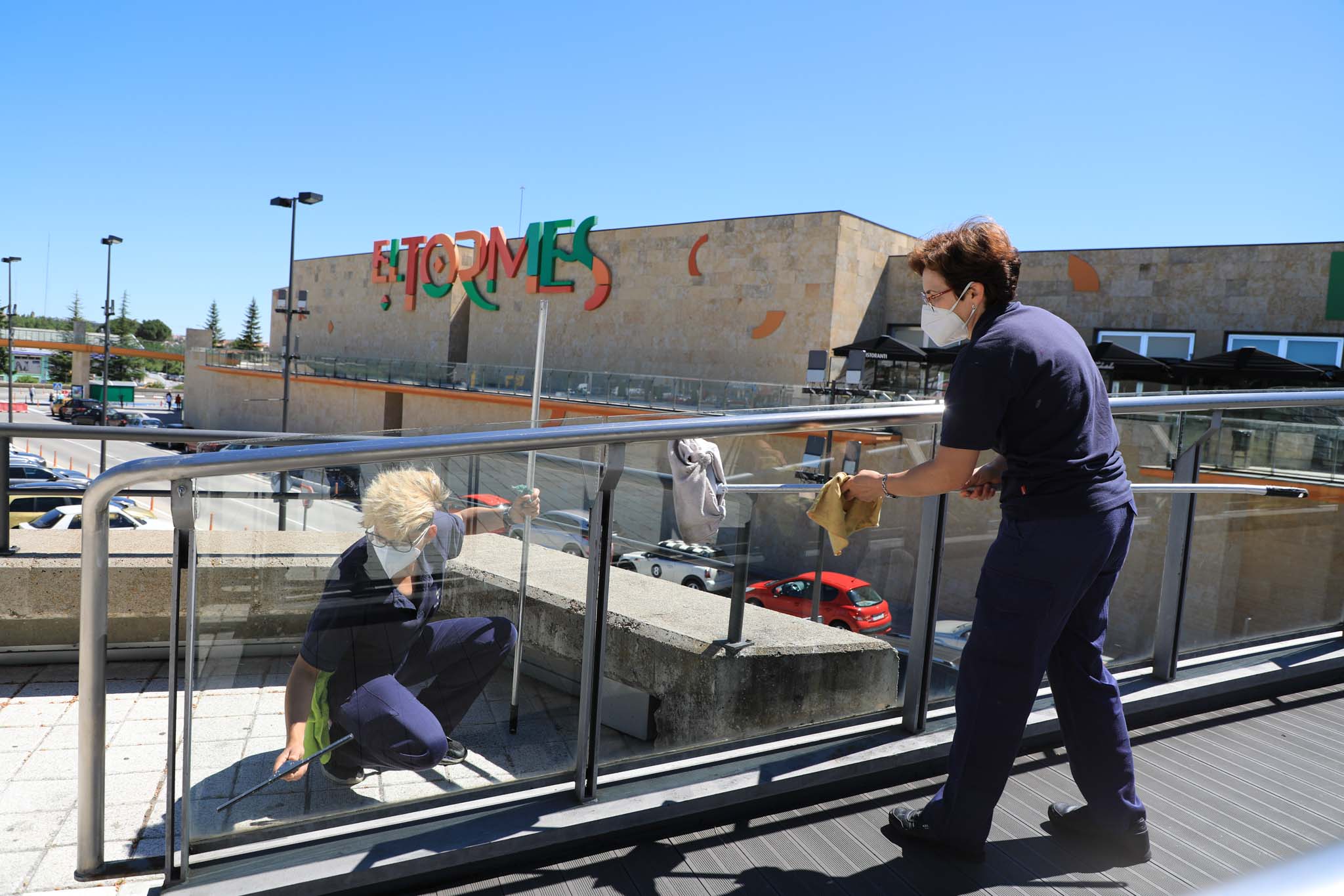 Fotos: Preparativos para reabrir el centro comercial El Tormes, en Salamanca