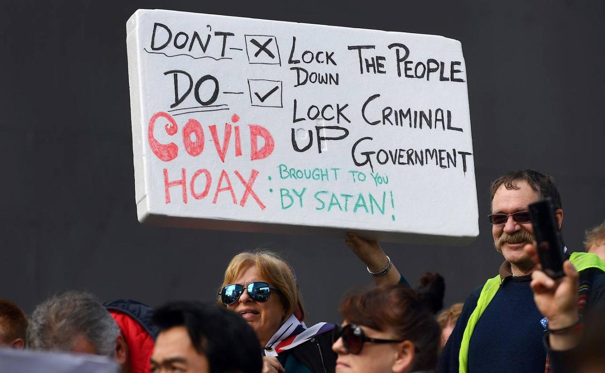 Manifestación contra el confinamiento en Melbourne (Australia), con una pancarta que dice que la covid es un bulo («Covid hoax»). 