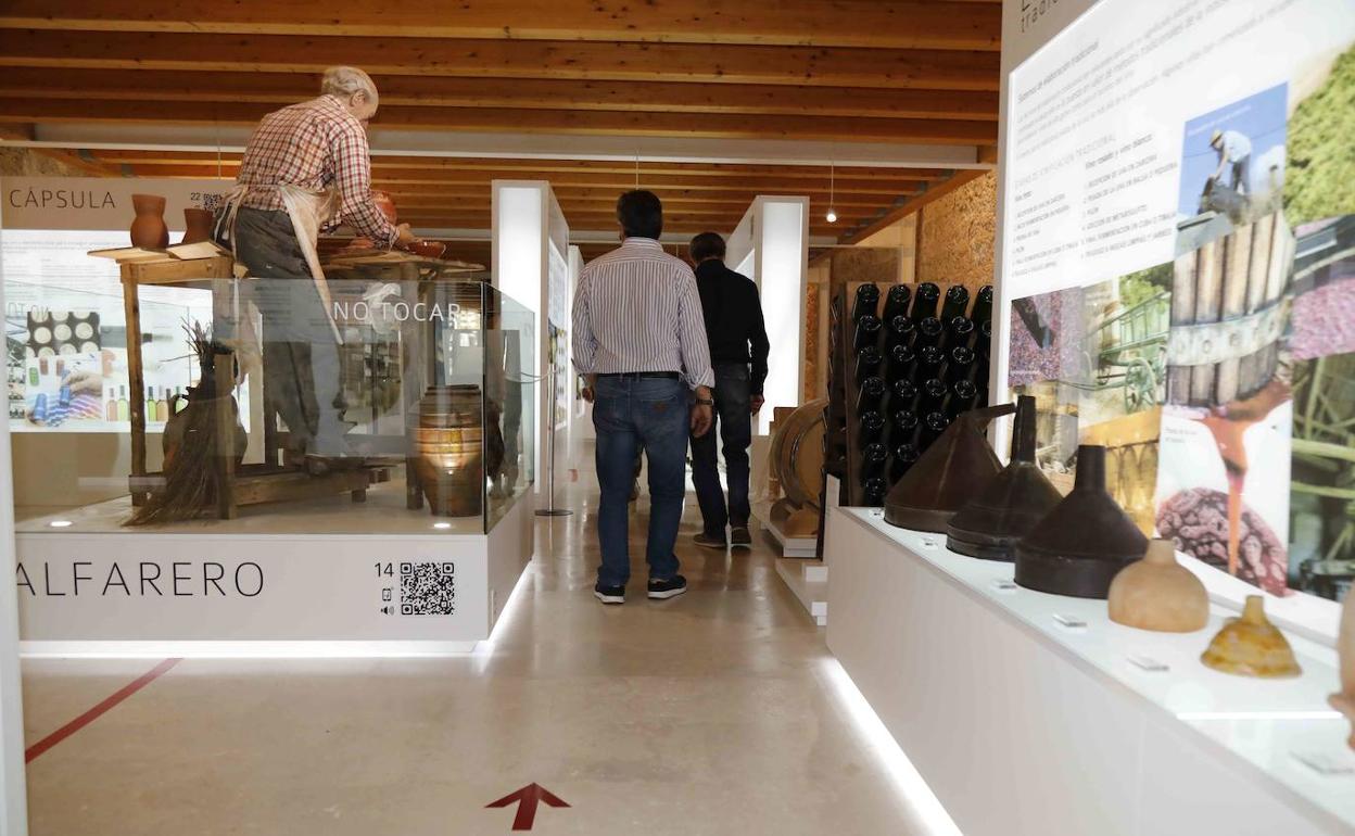 Primeros visitantes en el Museo del Vino.