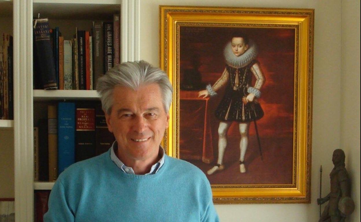 Francis Martin O'Donnell posa junto a la imagen de Hugh Albert O'Donnell, segundo conde de Tyrconnell, cuya retrato original se encuentra en el Kipling Hall de Yorkshire.