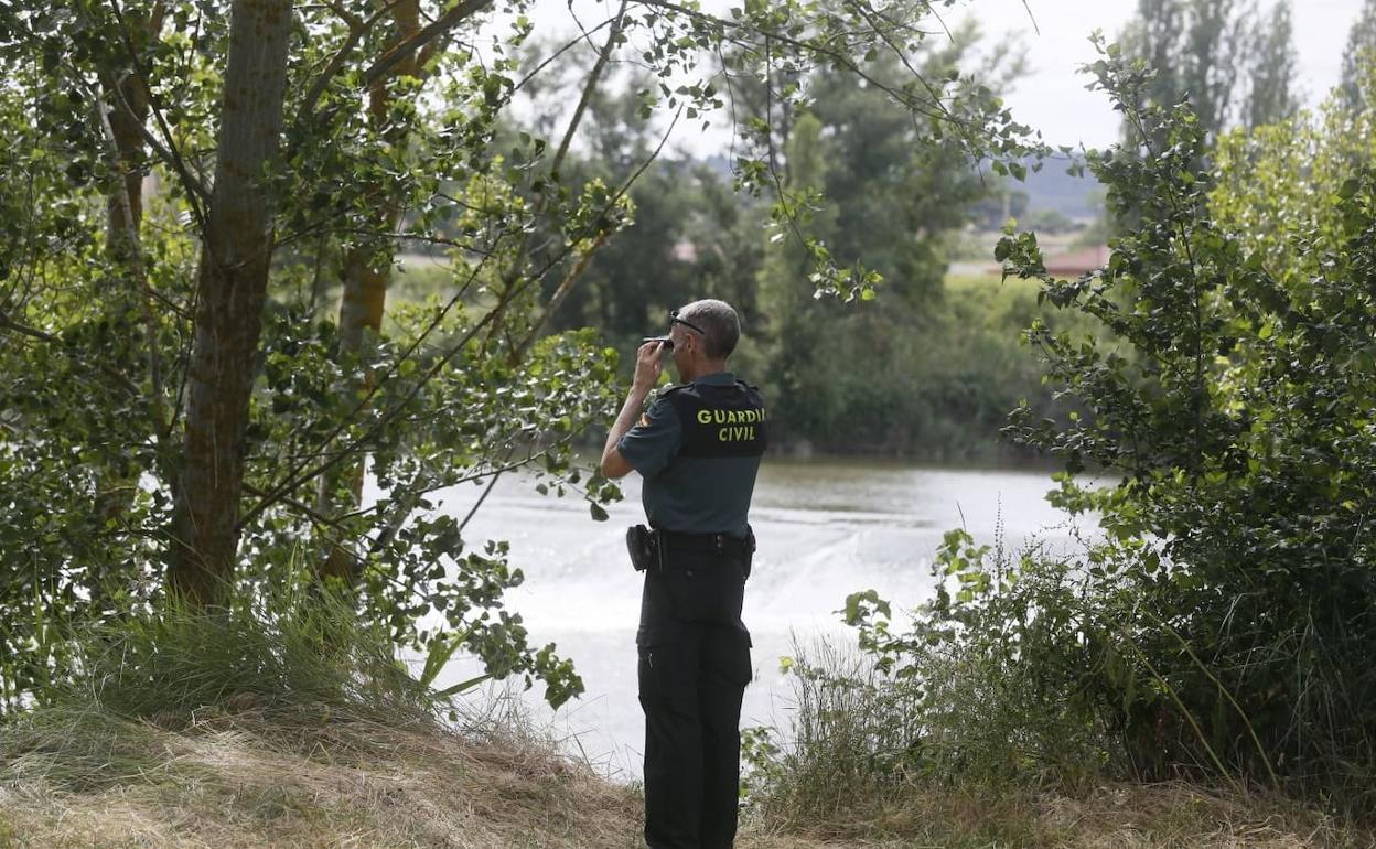 Un guardia civil vigila el río.